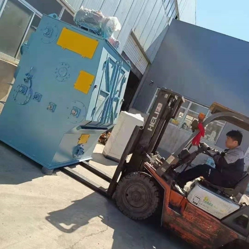 Máquina de exploração por disparos por comando remoto para a indústria da fundição e forja